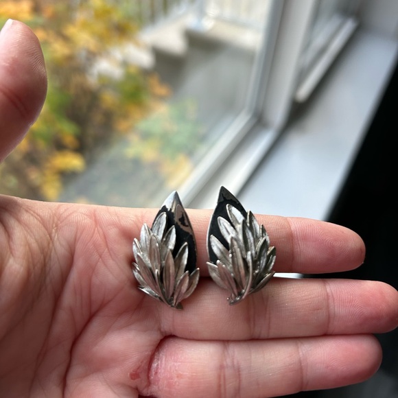 4/$50 vintage 1960 Silver and Black Leaf Earrings 🍃 - Picture 6 of 7